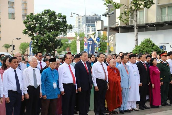 Lễ dâng hoa diễn ra trong không khí trang nghiêm, thành kính. Ảnh: L.T