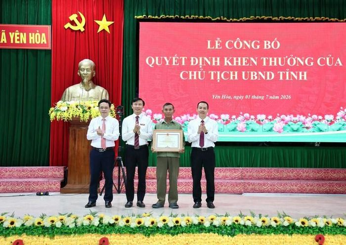 Lãnh đạo địa phương trao Bằng khen Chủ tịch UBND tỉnh cho ông Dần. Ảnh: TL.
