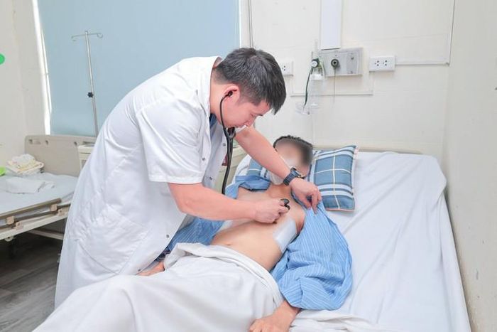 Bệnh nhân lõm ngực được điều trị tại bệnh viện.