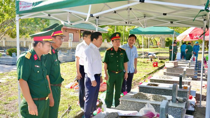 Ông Nguyễn Khắc Toàn, Chủ tịch UBND TP Huế kiểm tra và động viên các lực lượng thực hiện nhiệm vụ tại Nghĩa trang Liệt sĩ xã Phú Vang.