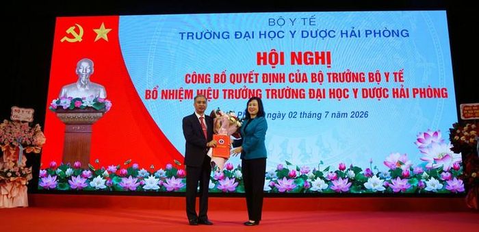 Bộ trưởng Bộ Y tế Đào Hồng Lan trao quyết định bổ nhiệm lại cho PGS.TS.BS Nguyễn Văn Khải. Ảnh: ML