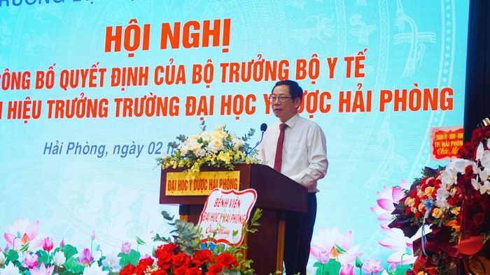 Phó Chủ tịch UBND TP. Hải Phòng Vũ Tiến Phụng phát biểu chúc mừng Nhà trường và cá nhân PGS.TS.BS Nguyễn Văn Khải được bổ nhiệm.