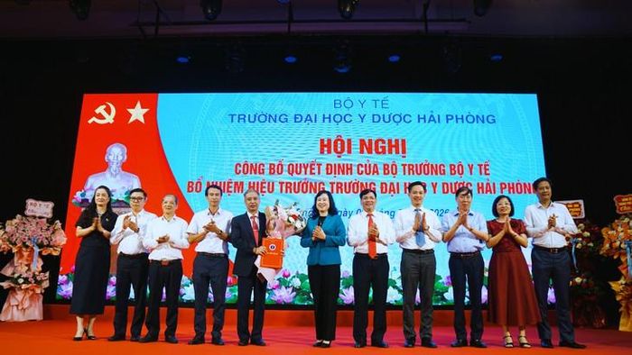 Bộ trưởng Đào Hồng Lan và đại diện các lãnh đạo đơn vị thuộc Bộ Y tế chúc mừng TS.GS.BS Nguyễn Văn Khải trong ngày nhận quyết định bổ nhiệm Hiệu trưởng Trường Đại học Y Dược Hải Phòng. Ảnh: ML