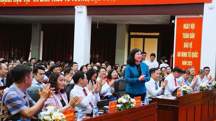 Bộ trưởng Bộ Y tế Đào Hồng Lan cùng đại diện lãnh đạo các đơn vị tham dự Hội nghị. Ảnh: ML