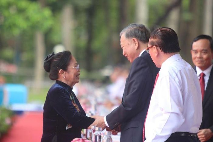 Tổng Bí thư, Chủ tịch nước Tô Lâm bắt tay, thăm hỏi Anh hùng Lao động, Thầy thuốc Nhân dân, GS.BS Nguyễn Thị Ngọc Phượng tại Lễ kỷ niệm 50 năm Thành phố Sài Gòn – Gia Định vinh dự mang tên Chủ tịch Hồ Chí Minh. Ảnh: TTXVN.