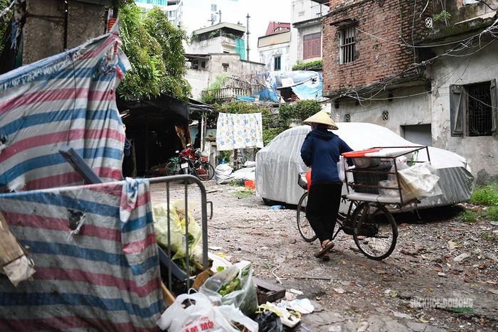 Khu vực mương Kẻ Khế trước khi thi công còn ngổn ngang, nhiều lối đi tạm và công trình xuống cấp.