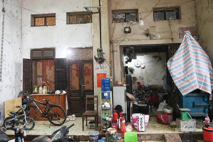 Một hộ dân trong diện giải phóng mặt bằng đang thu dọn đồ đạc trước khi bàn giao nhà đất.