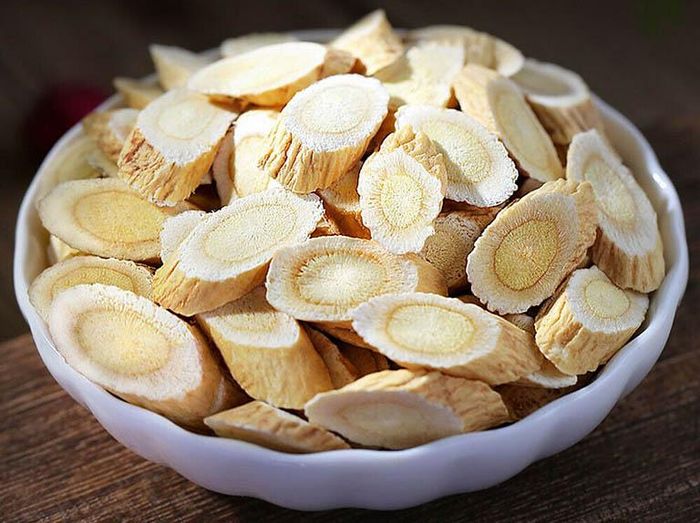 Hoàng kỳ có tác dụng bổ khí, thăng đề theo quan điểm y học cổ truyền, hỗ trợ cải thiện tình trạng sa búi trĩ.