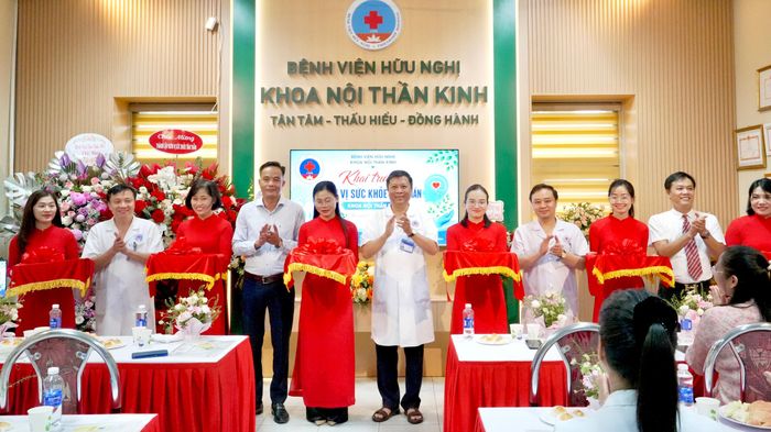 Các đại biểu cắt băng khai trương Đơn vị Sức khỏe tâm thần trực thuộc Khoa Nội thần kinh, Bệnh viện Hữu Nghị.