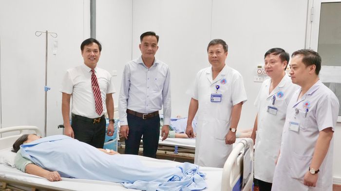 Các bác sĩ đi thăm buồng bệnh và động viên người bệnh đang điều trị.