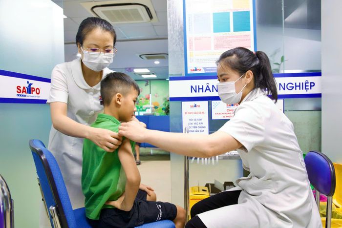 Tiêm vắc xin để phòng chống dịch bệnh.
