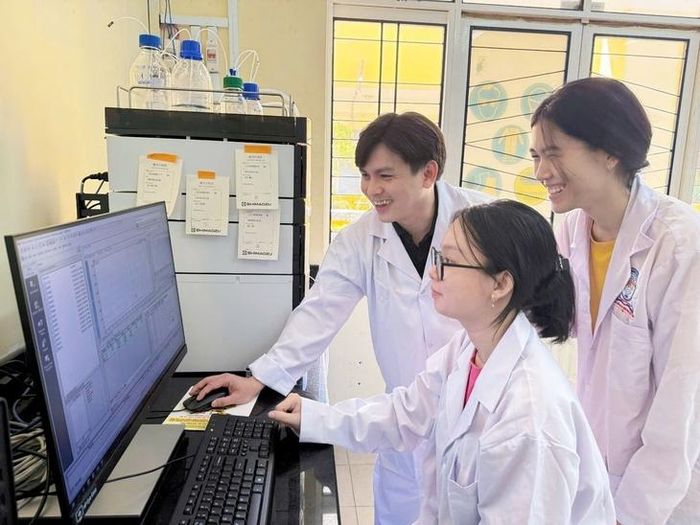 TS. Mai Ngọc Xuân Đạt trao đổi kết quả thí nghiệm với sinh viên. Ảnh: H.Thọ