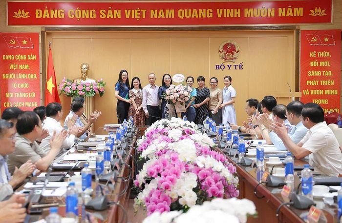 Đại diện Quỹ Phòng chống tác hại của thuốc lá, Bộ Y tế tặng hoa chúc mừng Phó Cục trưởng Cục Phòng bệnh Trần Khánh Thu.