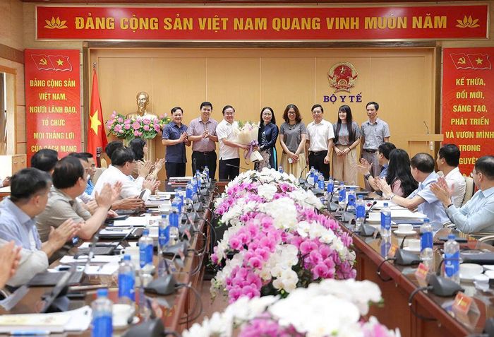 Cục Phòng bệnh tặng hoa chúc mừng Phó Cục trưởng Trần Khánh Thu.