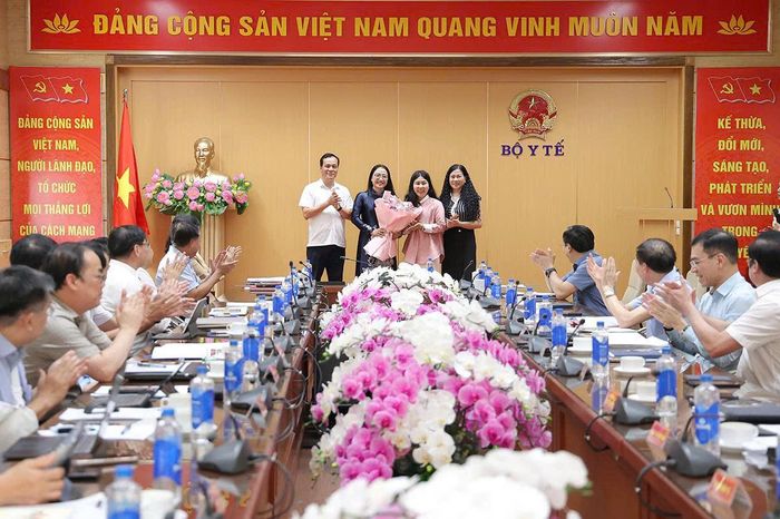Lãnh đạo Sở Y tế Hưng Yên tặng hoa chúc mừng Phó Cục trưởng Cục Phòng bệnh Trần Khánh Thu.