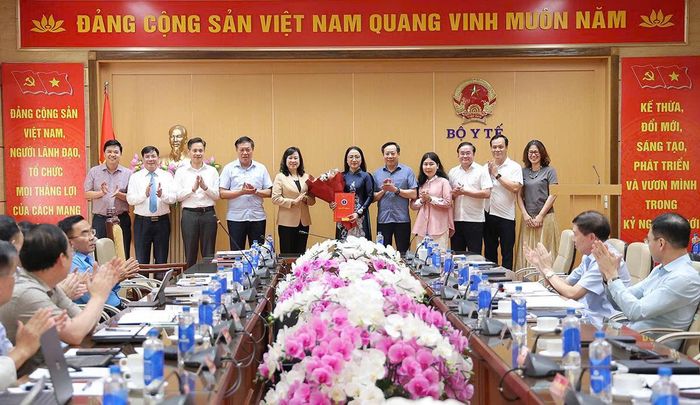 Bộ trưởng Bộ Y tế Đào Hồng Lan, Thứ trưởng Bộ Y tế Đỗ Xuân Tuyên và Thứ trưởng Bộ Y tế Lê Đức Luận và các đại biểu chúc mừng Phó Cục trưởng Trần Khánh Thu.