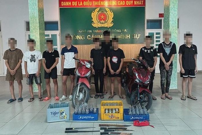 Các đối tượng cùng tang vật. Ảnh: Công an Đồng Nai.