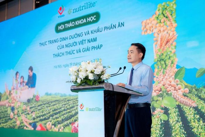 GS.TS Trần Thanh Dương, Viện trưởng Viện Dinh dưỡng, chia sẻ về thực trạng dinh dưỡng và khẩu phần ăn của người Việt tại hội thảo khoa học.