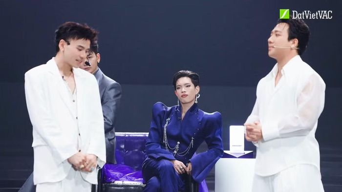  Khoảnh khắc ngồi “chiếm trọn spotlight” của Pháp Kiều gây bàn tán. 