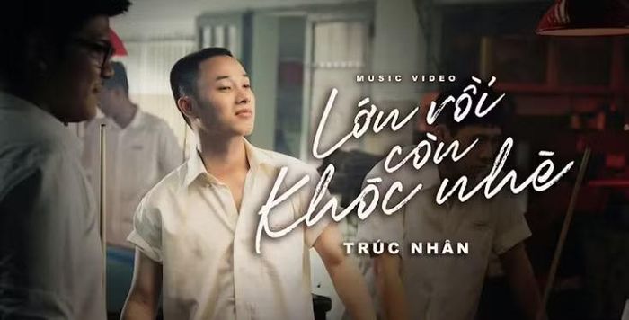 Lớn Rồi Còn Khóc Nhè kể câu chuyện về những người xa quê, bận rộn với cuộc sống, quên mất gia đình ở quê nhà. MV được lấy cảm hứng từ chính cuộc đời của Trúc Nhân.