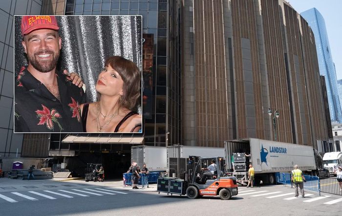 Nhiều xe tải chở thiết bị liên tục ra vào khu vực hậu cần của Madison Square Garden.