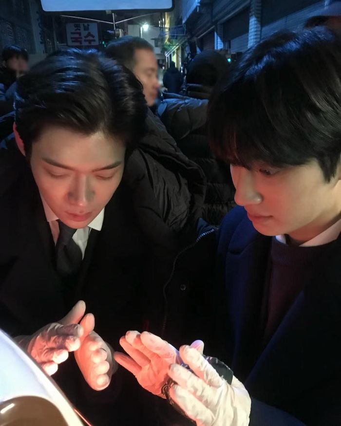 Yoon Do Gun - Park Si Woo hợp đôi trên màn ảnh đến ngoài đời. Trong khi trên phim còn đang "mập mờ", thì Instagram của cả hai đã "phát đường" để dỗ ngọt khán giả.