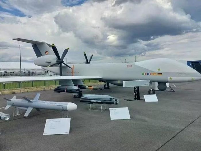 Chiếc Eurodrone với chiều dài 17 m và sải cánh 30 m sẽ được trang bị hệ thống giám sát chuyên dụng. UAV này được thiết kế cho những chuyến bay tầm xa, thu thập thông tin tình báo và tấn công chính xác.
