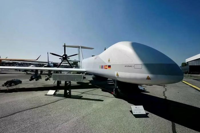 Các tập đoàn công nghiệp khổng lồ Kawasaki từ Nhật Bản và Airbus của châu Âu đang hợp tác nhằm trang bị cho máy bay không người lái (UAV) trinh sát cỡ lớn Eurodrone những cảm biến radar và âm thanh tiên tiến để tìm kiếm tàu ngầm đối phương.