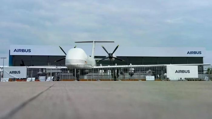 Tập đoàn Kawasaki Heavy Industries chịu trách nhiệm cung cấp công nghệ radar và cảm biến âm thanh. Đơn vị này hiện đã sản xuất máy bay tuần tra P-3C và P-1 cho Lực lượng Phòng vệ Hàng hải Nhật Bản.
