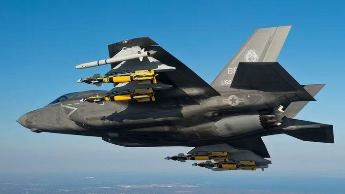 Điển hình là vụ đụng độ mới đây, khi Không quân Hoàng gia Na Uy điều động 2 tiêm kích F-35A thế hệ thứ năm để giám sát một nhóm gồm 2 máy bay ném bom chiến lược Tu-160 được hộ tống bởi 2 tiêm kích MiG-31BM trên Biển Barents.