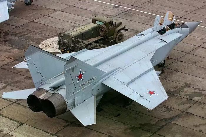 Các nhà phân tích của ấn phẩm Mỹ chỉ rõ, máy bay ném bom siêu âm Tu-160 và tiêm kích đánh chặn tầm xa MiG-31BM hiện đang được Không quân Nga sử dụng hạn chế trong thành phần lực lượng tinh nhuệ.