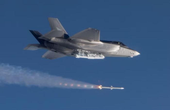 "F-35 cất cánh từ căn cứ không quân Evenes như một phần của nhiệm vụ phản ứng nhanh của NATO. Sau khi phát hiện biên đội máy bay Nga, các phi công Na Uy đã bám sát và theo dõi cho đến khi đối phương rời khỏi khu vực trách nhiệm của NATO", tờ MW mô tả.
