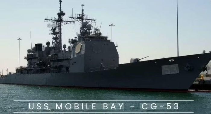 Tuần dương hạm USS Mobile Bay là chiếc thứ 7 thuộc lớp tuần dương hạm Ticonderoga. Chiến hạm được hạ thủy năm 1985, chính thức biên chế năm 1987 và bị loại biên vào năm 2023 sau nhiều năm phục vụ trong Hải quân Mỹ.