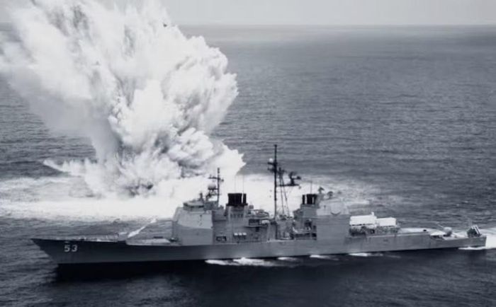 Về thông số kỹ thuật, tuần dương hạm USS Mobile Bay có chiều dài 173 mét, rộng khoảng 17 mét và lượng giãn nước đầy tải gần 10.000 tấn.