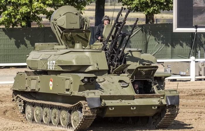 Nhưng một vấn đề cần nhắc tới, ZSU-23-4 Shilka của Nga còn đang được sử dụng làm xe yểm trợ hỏa lực thay vì vai trò phòng không như ban đầu. Chúng lần đầu tiên nhận nhiệm vụ này vào những năm 1980, khi lực lượng vũ trang Liên Xô có mặt tại Afghanistan.