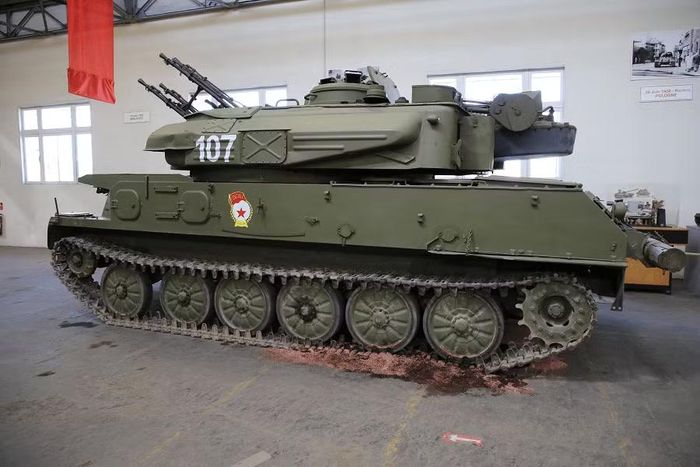 ZSU-23-4 Shilka được đưa vào phục vụ năm 1962. Phương tiện chiến đấu này trang bị 4 khẩu pháo phòng không 23 mm AZP-23M. Radar dẫn bắn của tổ hợp là loại 1RL33M3, có khả năng phát hiện máy bay chiến đấu ở tầm xa hơn 10 km.