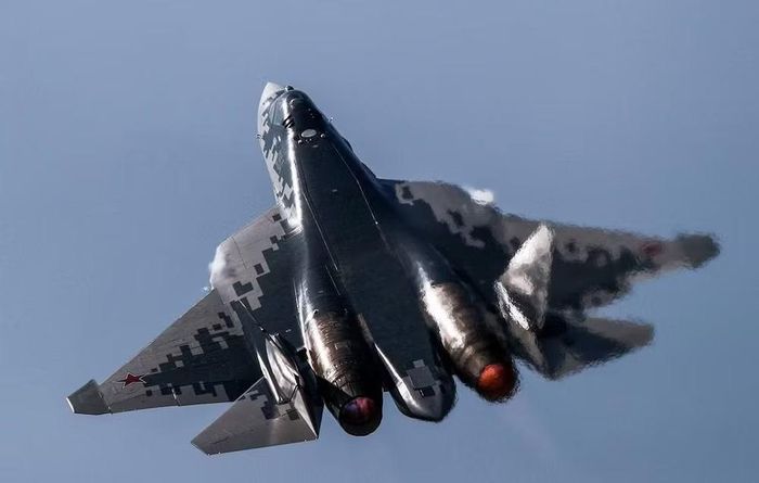 Bên cạnh đó, Su-57 còn được tích hợp tổ hợp quang - điện tử 101KS, trong đó có hệ thống trinh sát và theo dõi hồng ngoại (IRST) đặt phía trước buồng lái, cùng hệ thống chỉ thị mục tiêu 101KS-N được phát triển riêng cho dòng máy bay này.