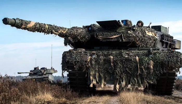 Hình ảnh được Bộ Quốc phòng Hà Lan công bố cho thấy một xe tăng Leopard 2 được ngụy trang kín khi cơ động tại thao trường Bergen-Hohne, Đức. Lớp ngụy trang không chỉ nhằm che giấu bằng mắt thường mà còn giúp hạn chế bị phát hiện bởi cảm biến hồng ngoại, UAV và các hệ thống trinh sát điện tử.