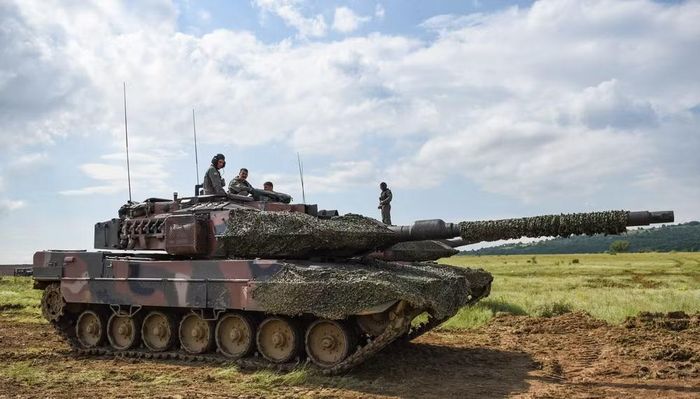 Trong cuộc diễn tập, xe tăng chiến đấu chủ lực Leopard 2 hoạt động cùng xe chiến đấu bộ binh CV90, UAV, pháo binh, lực lượng công binh và hệ thống chỉ huy số hóa.