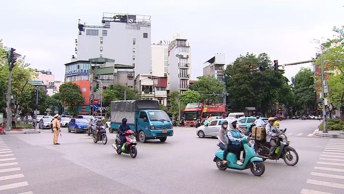 Đặc biệt, tại các nút giao trọng điểm, hệ thống tự động điều chỉnh chu kỳ đèn dựa trên mật độ phương tiện thực tế, giúp tối ưu hóa khả năng lưu thông, giảm tải đáng kể áp lực cho hạ tầng giao thông.