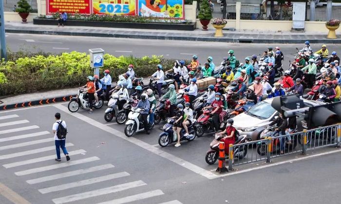 Việc áp dụng công nghệ vào giám sát không chỉ nhằm mục đích xử phạt, mà còn là công cụ thay đổi nhận thức, người dân hình thành thói quen tự giác, tuân thủ pháp luật một cách tự nguyện.
