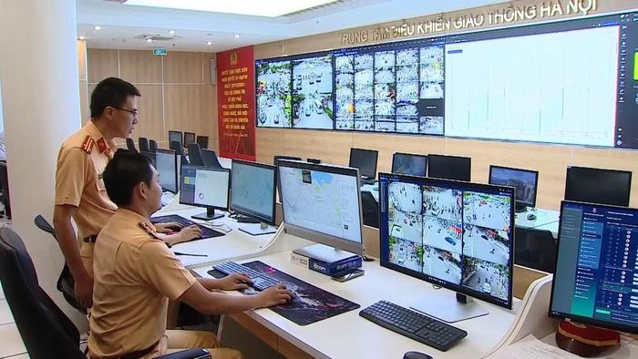 Song hành với hệ thống giám sát, Hà Nội cũng chuẩn bị đưa vào vận hành 36 bảng thông tin giao thông điện tử, giúp cung cấp thông tin kịp thời, minh bạch cho người tham gia giao thông ngay trên đường phố.