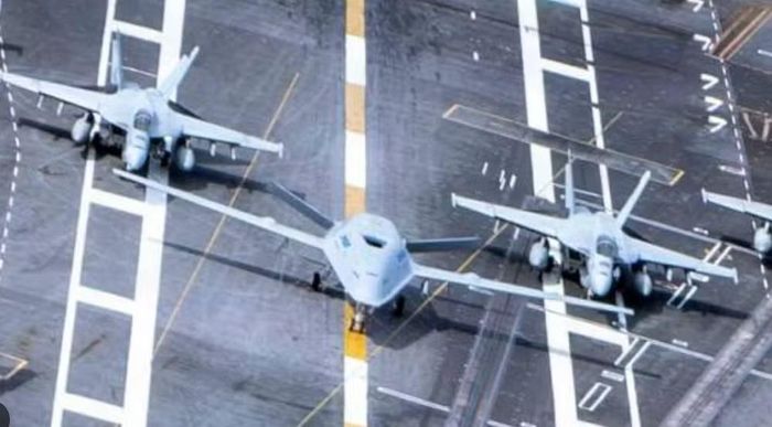 MQ-25 Stingray là UAV tiếp dầu đầu tiên trên thế giới được thiết kế dành riêng cho hoạt động trên tàu sân bay.