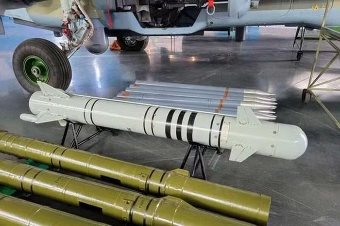 Theo giới thiệu, quả đạn có khả năng đạt tốc độ lên tới 230 m/s và được trang bị đầu đạn nổ phân mảnh nặng 25 kg, cho phép tiêu diệt các hỏa điểm, sở chỉ huy và xe bọc thép của đối phương.