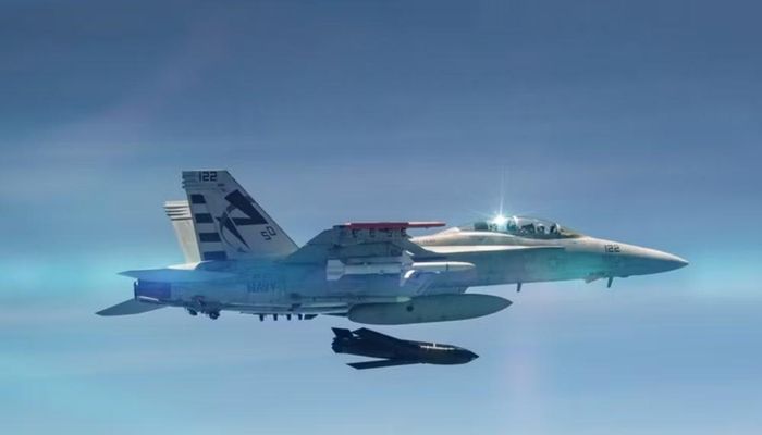 Danh sách các nền tảng mang phóng trước đó chỉ gồm máy bay tiêm kích hạm F/A-18E/F Super Hornet và máy bay ném bom chiến lược B-1B Lancer, trong khi Mỹ mới chỉ công bố kế hoạch tích hợp LRASM cho các dòng máy bay F-15E, F-15EX, F-16C/D, F-35, máy bay tuần thám biển P-8A Poseidon và máy bay ném bom chiến lược B-52 Stratofortress.