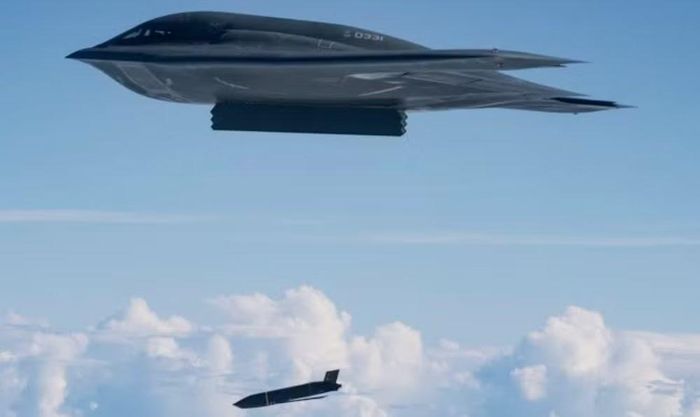Lực lượng Không quân Mỹ tại Thái Bình Dương (PACAF) vừa thông báo oanh tạc cơ tàng hình B-2 Spirit đã tham gia cuộc diễn tập bắn chìm tàu chiến trong khuôn khổ Valiant Shield 2026, đồng thời lần đầu công khai khả năng mang theo tên lửa diệt hạm tầm xa AGM-158C LRASM.