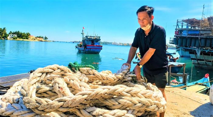 Ngư dân Lê Thanh Chín đang kiểm tra lại ngư lưới cụ trước khi ra khơi. Ảnh: Tấn Thành
