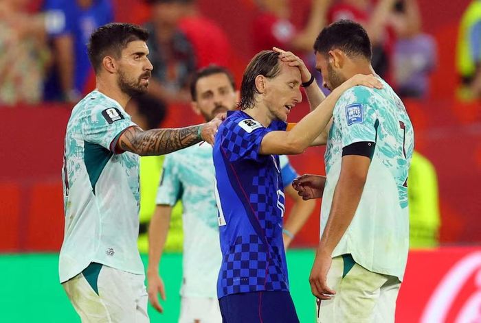 Luka Modric bắt đầu phải suy nghĩ về tương lai thi đấu quốc tế của mình khi Croatia bị loại. Nguồn: Reuters.