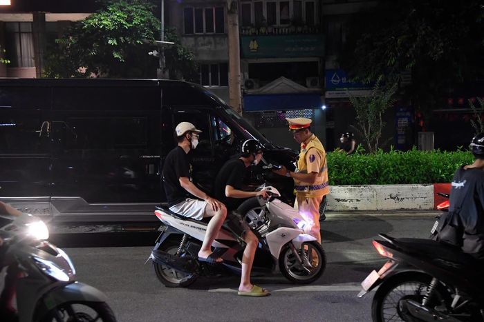 Lực lượng Cảnh sát giao thông Hà Nội tăng cường tuần tra, kiểm soát và xử lý vi phạm trên các tuyến đường trọng điểm.