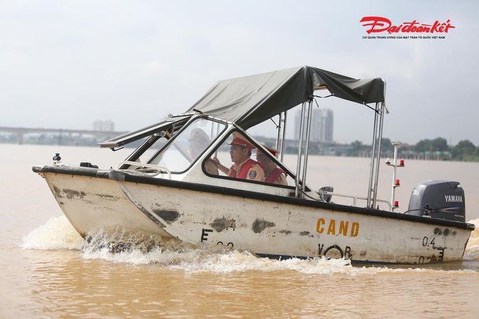 Thiếu tá Tô Hoàng Sơn, cán bộ Đội Cảnh sát đường thủy số 2 cho biết, hằng ngày đơn vị đều bố trí các tổ tuần tra, kiểm soát trên tuyến để giám sát việc chấp hành các quy định về an toàn tại các công trình vượt sông.